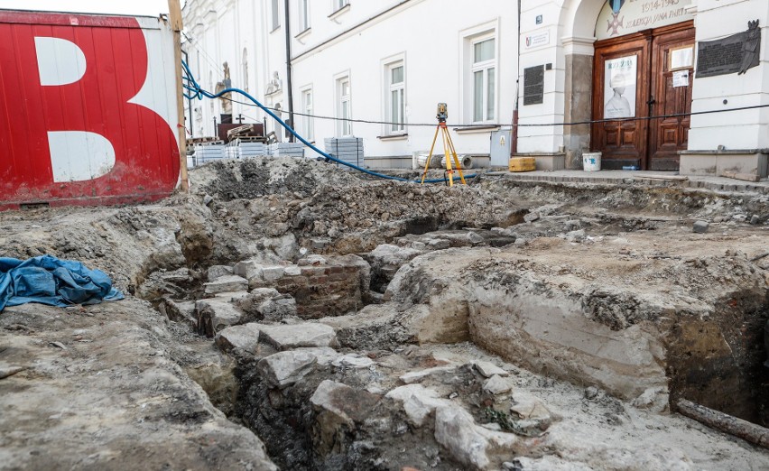 Cały czas trwa remont ul. 3 Maja w Rzeszowie. Archeolodzy...