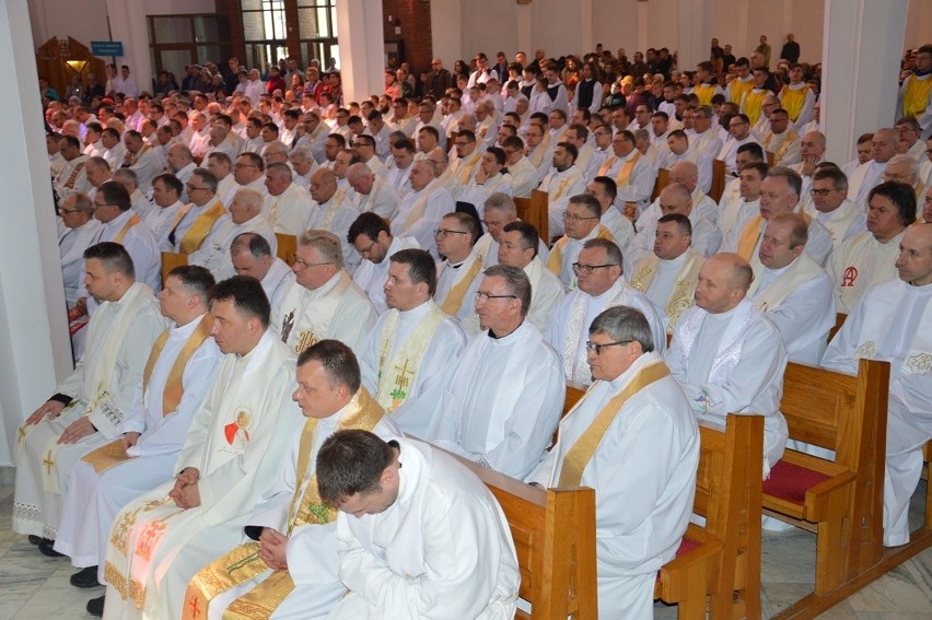 Msza Krzyżma w bazylice konkatedralnej w Stalowej Woli z udziałem ponad 300 kapłanów