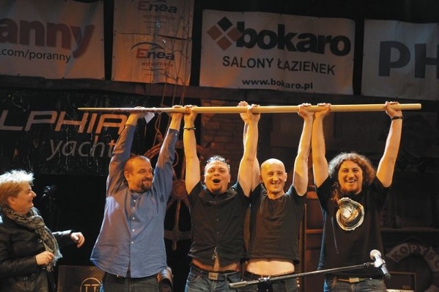 Zespół Igi Band był tak stremowany odbierając z rąk wiceprezydent Białegostoku Renaty Przygodzkiej (z lewej) Grand Prix, że prawdziwe pieniądze posypały się na scenę. Chwilę później muzycy już z wielką radością wznosili w górę symbol festiwalu -  kopyść. Jego wielką gwiazdą był Waldemar Mieczkowski, który swój jubileusz 35-lecia żeglowania i muzykowania uczcił dzieląc tort benefisowy w towarzystwie Elżbiety Mińko, dyrektorki festiwalu. 