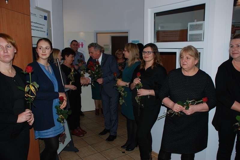 Gminny Dzień Pracownika Socjalnego w Pińczowie. Były życzenia, kwiaty i podziękowania