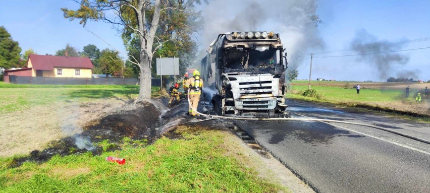 Pożar ciężarówki pod Opatowem. Droga wojewódzka zablokowana