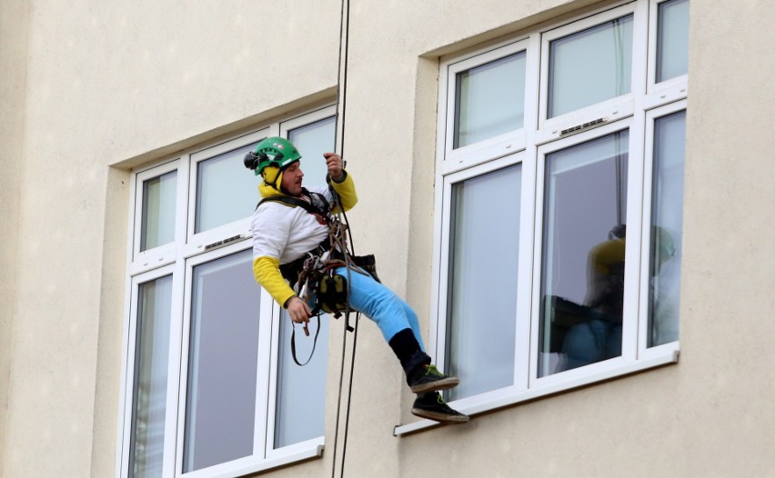 Alpiniści przebrani w stroje postaci z bajek umilili dziś...