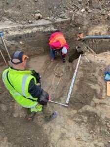 Archeolodzy już pracują na Królowej Jadwigi w Krakowie. Odkopano cmentarz?