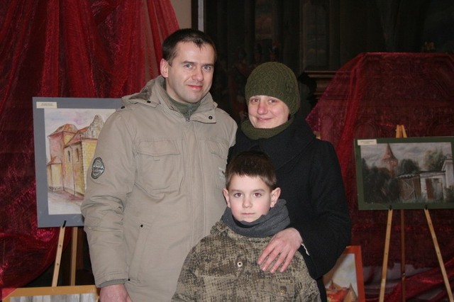 Justyna, Jarosław z synkiem Juliusz Tarczykowscy ze Świecia obejrzeli wystawę prac studentów architektury w muzeum
