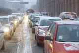 Śnieżyca w Łodzi. Duże utrudnienia w ruchu w całym mieście. Pługopiaskarki wyjechały na ulice [ZDJĘCIA]