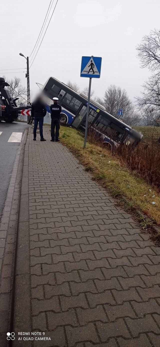 W Skawinie w Wigilię autobus MPK zsunął się z nasypu