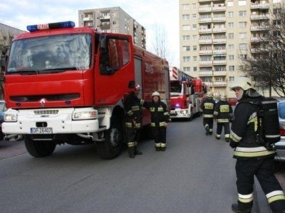 Strażaków wezwano do pożaru w jednym z bloków przy ul . Piotrkowskiej w Opolu.