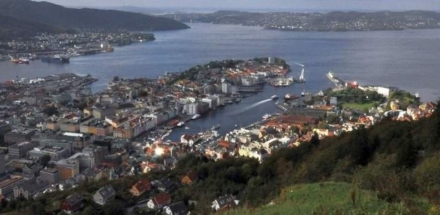 Widok na Bergen ze wzgórza Fl&#248;yen