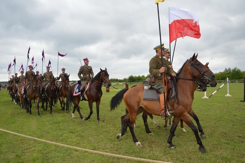 Ułani w mundurach dali pokaz efektownej jazdy na koniach w Obojnej w gminie Zaleszan