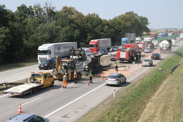 Sezon urlopowy na polskich drogach to trudny czas także dla kierowców ciężarówek.