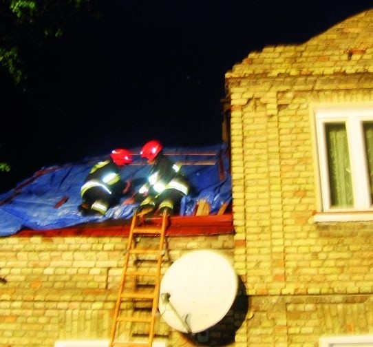 Strażacy mieli ręce pełne roboty. Silny wiatr uszkodził jeden z budynków na os. Wiktorowo w Grajewie, gdzie zniszczona została część poszycia dachowego.