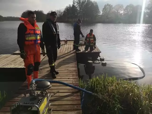 - Na powierzchni jeziora jest plama substancji oleistej. Zajmuje powierzchnię mniej więcej 8 x 10 metrów. Zbieramy ją specjalnym urządzeniem - skimerem - mówił nam wczoraj wczesnym popołudniem bryg. Bartłomiej Mądry, rzecznik gorzowskich strażaków. Od godzin przedpołudniowych pracują oni nad jeziorem w Kłodawie, bo ktoś zanieczyścił je od strony plaży. Na piątek strażacy planują czyszczenie plaży.ZOBACZ JEZIORO GŁĘBOKIE Z LOTU PTAKA