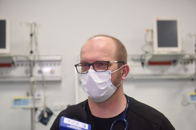 doktor Bartosz Kudliński, kierownik szpitala tymczasowego w Zielonej Górze