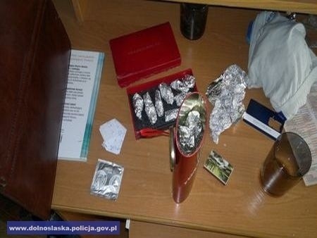 W mieszkaniu 28-latka z Jeleniej Góry znaleziono narkotyki