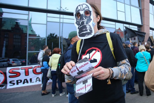Protest pod kinem Nowe Horyzonty. Komitet "stop wrocławskiej spalarni" oprotestowuje pokaz filmu "Making a Mountain".