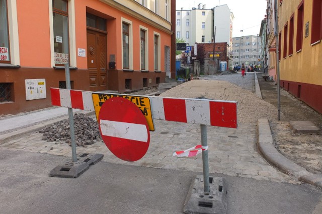 Na ulicy Łangowskiego pojawił się stary bruk, ale wciąż nie można po nim jeździć.
