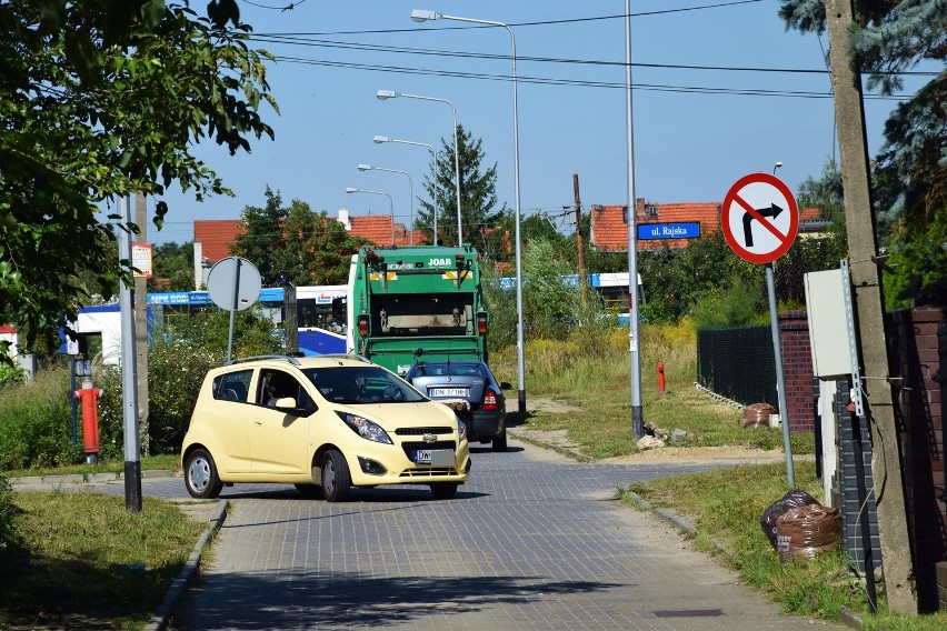 Na Mieroszowskiej z trudem mieszczą się dwa auta, ale...