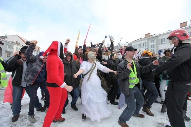 Nagranie teledysku "Harlem Shake" zgromadziło około stu kolorowo przebranych osób oraz dość sporą grupę przygodnych widzów