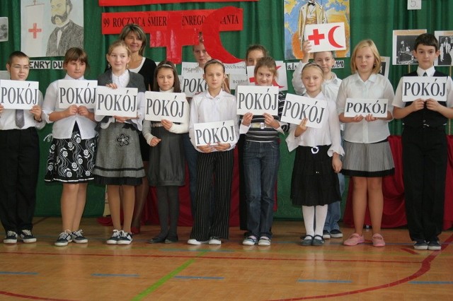 Uczniowie przygotowali program artystyczny. Na zdjęciu - z Krystyną Janowska, opiekunką szkolnego koła PCK.