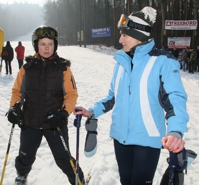 Małgorzata Wdowin(w niebieskiej kurtce) i Iwona Dutkiewicz okazały się najlepsze wśród nauczycielek-narciarek.
