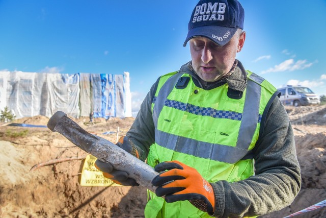 Ze względu na forteczną przeszłość, ziemia w Toruniu pełna jest wybuchowych niespodzianek. Dają one o sobie znać niemal przy każdej większej inwestycji połączonej z wykopami. Kilka miesięcy temu saperzy zabrali pocisk moździerzowy znaleziony podczas budowy Muzeum Twierdzy Toruń. Ta wojenna pamiątka była stosunkowo niewielka, w ostatnich latach trafiały się jednak sytuacje, gdy służby miały naprawdę pełne ręce roboty.-------------------------------------------------To zdjęcie zostało zrobione w lutym tego roku na toruńskim Jarze. Widzimy na nim sapera Macieja Grabowskiego z firmy Nuclear, który trzyma na rękach bardzo piekielne maleństwo.- Tu mamy doskonale zachowaną niemiecką bombę zapalającą.Widać datę: 1937 rok i sygnaturę. Jest to bomba termitowa - mówił nam wtedy Grabowski, którego firma oczyszczała teren pod kolejną inwestycję. - Bomba jest niewielka, ale była piekielnie skuteczna. Termit jest używany do spawania szyn kolejowych. Spala się, wytwarzając bardzo wysoką temperaturę. Taka bomba przebijała dach i zapalała drewniane powierzchnie strychu, a ponieważ termit ma samoutleniacz, wodą ugasić się tego nie da.CZYTAJ DALEJ >>>>>