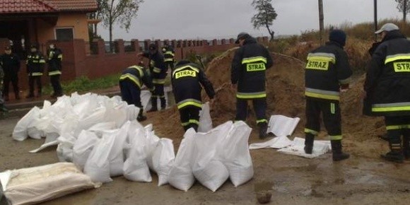 W wielu miejscowościach strażacy nadal uszczelniają wały przeciwpowodziowe.