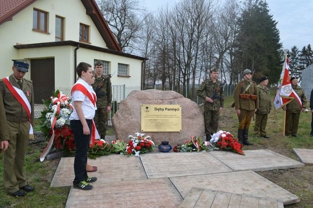 Kamień upamiętniający siedmiu zamordowanych Polaków, stanął przed szkołą w Odechowie. Obok zostały posadzone młode dęby.