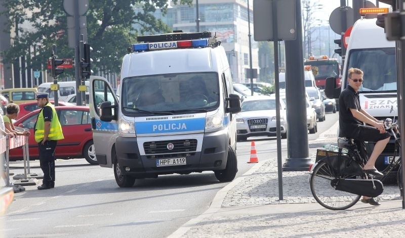 Wypadek na al. Piłsudskiego. Jedna osoba ranna. NIEPRZEJEZDNA ULICA! KORKI! [zdjęcia]