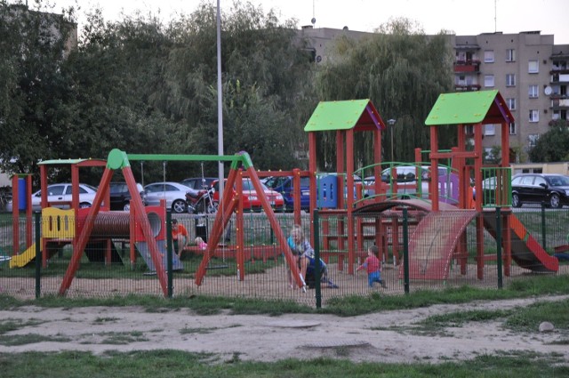 W tym roku na Osiedlu Kolejowym przy ul. Ossowskiego zrobiony został nowy plac zabaw Kluczbork dla Rodziny oraz siłownia zewnętrzna dla dorosłych (obok przedszkola nr 8).