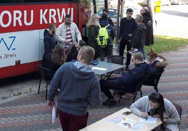 Do Mobilnego Punktu Poboru Krwi zgłosiło się niemal 50 osób, które chciały oddać krew dla chorego Michałka.