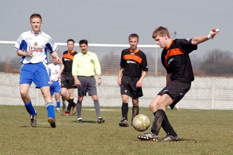 Juniorzy starsi Orlów Rzeszów (czarno-pomaranczowe stroje)...