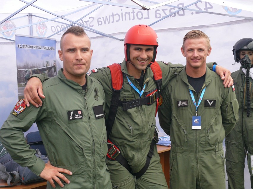 Instruktorzy skoków spadochronowych z 42 Bazy Lotnictwa...