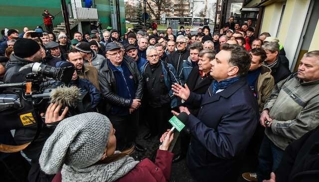 Kierowcy MZK zgromadzili się na terenie bazy przy ul. Inowrocławskiej. Bardzo emocjonalnie uzasadniali powody rozpoczęcia strajku. Ostatecznie obronili prezesa i spółkę