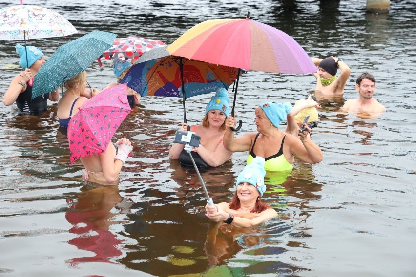 Wyjątkowe morsowanie z... parasolami w Morawicy. Brałeś udział w tym niedzielnym wydarzeniu? Szukaj się na zdjęciach