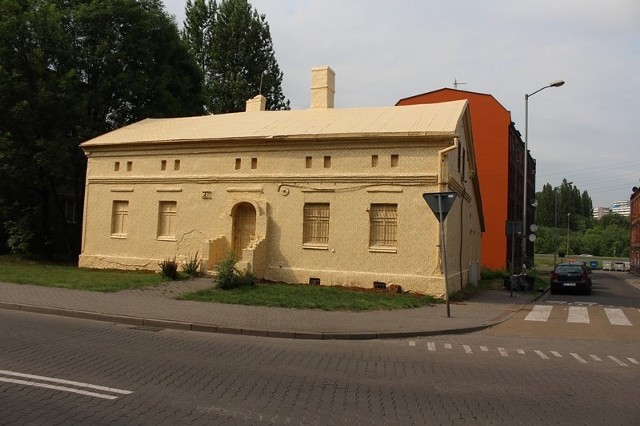 Budynek po zakończeniu Street Art Festiwalu. Dom oklejony tapetą autorstwa Iana Strangea niestety zostanie wyburzony