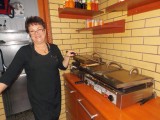Pani Krysia sprzedaje w Żarach tosty od 28 lat!