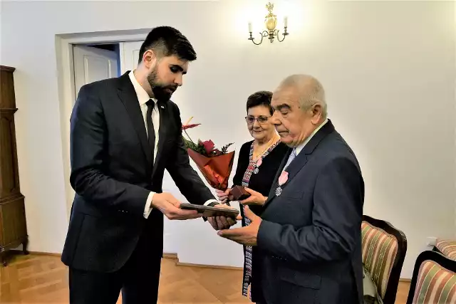 Prezydent Chełma Jakub Banaszek wręczył jubilatom medalę za długoletnie pożycie małżeńskie.