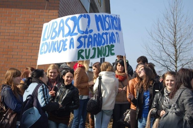 W miniony piątek młodzież protestowała przed Starostwem Powiatowym w Nakle. Zapowiadano już kolejne akcje. Teraz są niepotrzebne