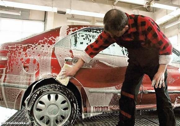 Jesienią i zimą też trzeba myć auto. Szczególnie przy zmieniających się warunkach pogodowych (fot. Paweł Janczaruk)