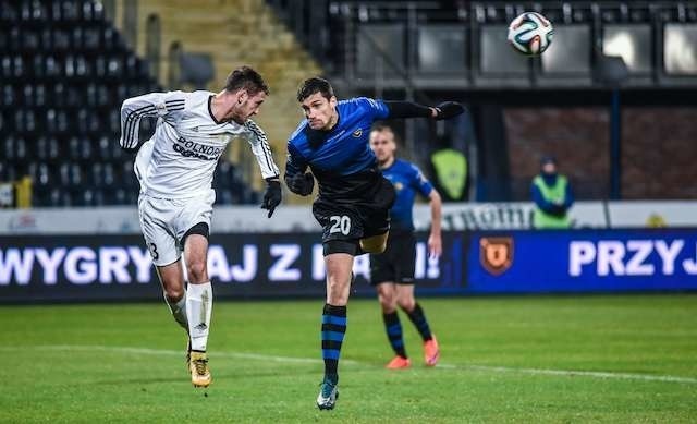 Szymon Lewicki (z prawej) w meczu z Arką Gdynia na Gdańskiej, który zakończył się wynikiem 2:2. Fot. Dariusz Bloch