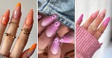 Modne paznokcie na majówkę 2023 to przede wszystkim różnorodność zdobień oraz kolorów. Zobacz aktualne trendy w wiosennym manicure!