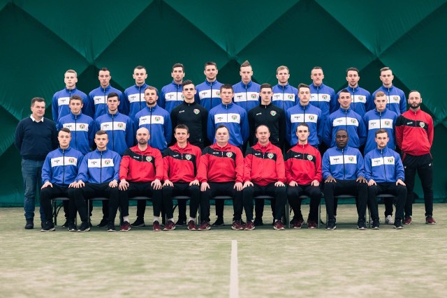 Puszcza Niepołomice - wiosna 2018. Górny rząd od lewej: Rafał Mikulec, Dominik Zawadzki, Mateusz Bartków, Konrad Stępień, Marcin Orłowski, Marcel Kotwica, Dawid Nowak, Patryk Fryc, Dawid Ryndak, Krzysztof Szewczyk. Środkowy  rząd od lewej: Roman Koroza (dyrektor klubu), Krzysztof Drzazga, Bartosz Żurek, Michał Czarny, Krystian Buła, Piotr Stawarczyk, Miłosz Mleczko, Damian Lepiarz, Marcin Stefanik, Marcel Wilczyński (z drużyny juniorów), Robert Strojek (kierownik drużyny). Dolny  rząd od lewej: Jakub Zagórski, Michał Mikołajczyk, Bartłomiej Dydo (trener bramkarzy), Jakub Kula (asystent trenera), Tomasz Tułacz (I trener), Mariusz Łuc (asystent trenera), Jakub Grochocki (masażysta), Longinus Uwakwe, Maciej Domański.