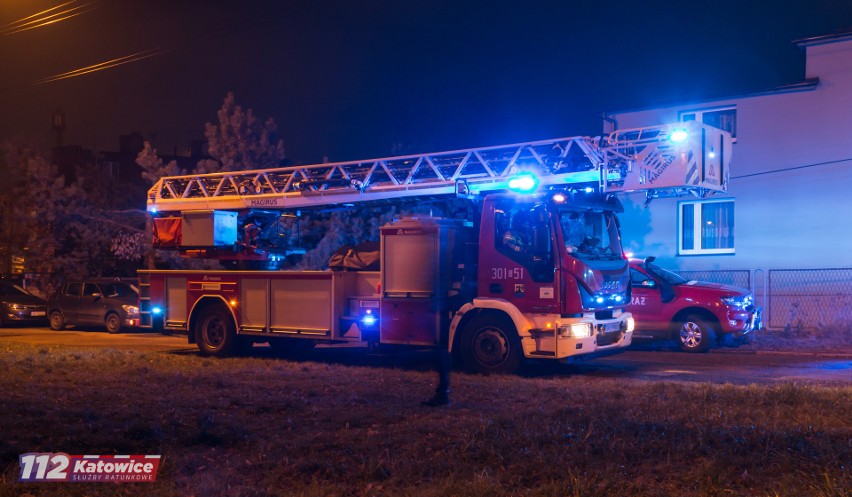 Pożar w Katowicach. Płomienie ogarnęły warsztat samochodowy przy ulicy Szymanowskiego. Z ogniem walczy 9 jednostek straży pożarnej