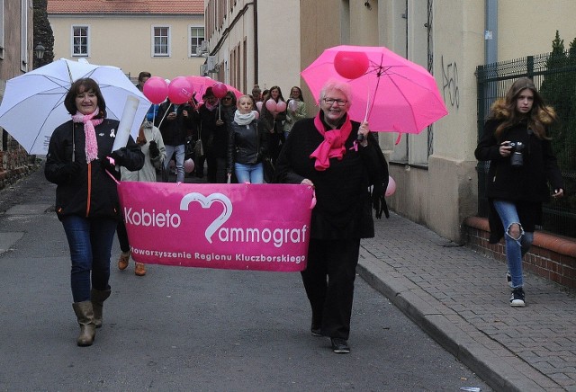 Stowarzyszenie Regionu Kluczborskiego Kobietom - Mammograf zorganizowało w Kluczborku kolejny Różowy Marsz Nadziei. Uczestnicy na rynku przypominali kobietom o systematycznym badaniu piersi. Na skwerze przy stawie Kościuszki posadzili wzdłuż Różowej Alei 1112 krokusów.