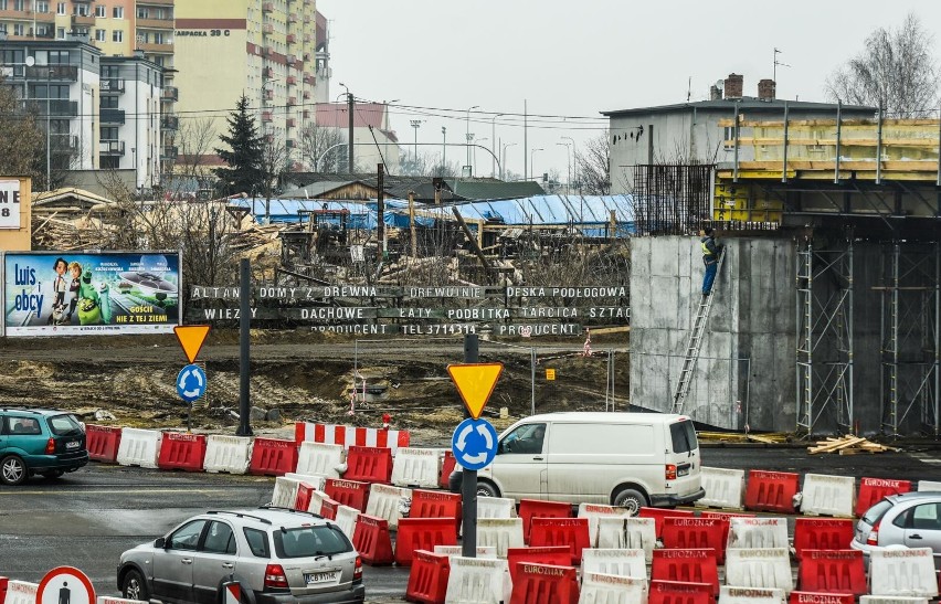 Tartak, jak stał, tak stoi.