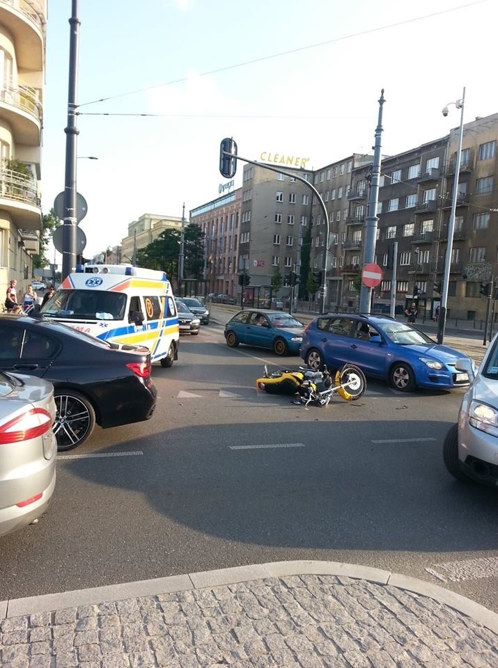 Wypadek na Kościuszki w Łodzi. Motocyklista zderzył się z BMW. Jedna osoba ranna [ZDJĘCIA, FILM]