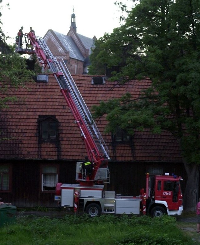 W budynku komunalnym przy ulicy Staromiejskiej w Sandomierzu w kominie zapaliły się sadze. Strażacy musieli gasić przy użyciu podnośnika - drabiny. W drewnianym domu mieszka kilka rodzin. O nieszczęście nie trudno. Gdyby pożar wybuchł w środku nocy, byłoby znaczniej gorzej.