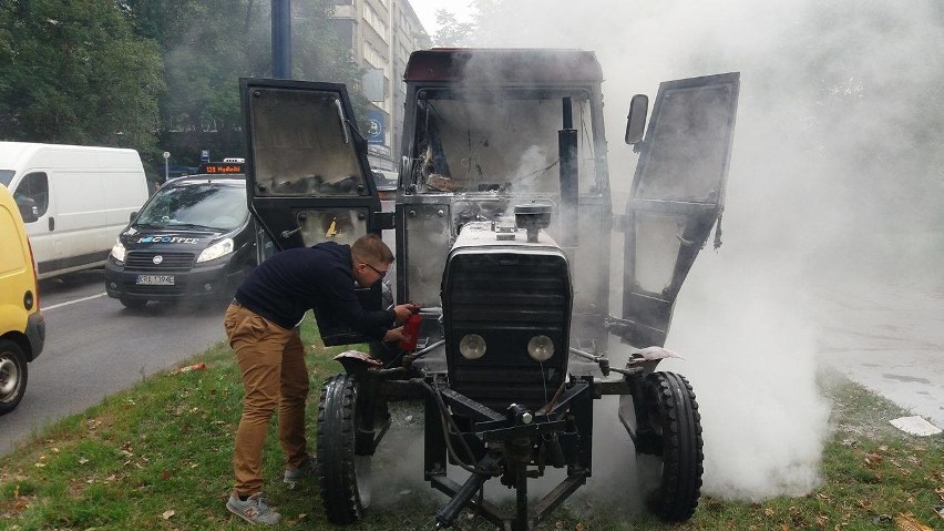 Kraków. Radiowcy i kierowca MPK ugasili płonący traktor [ZDJĘCIA]