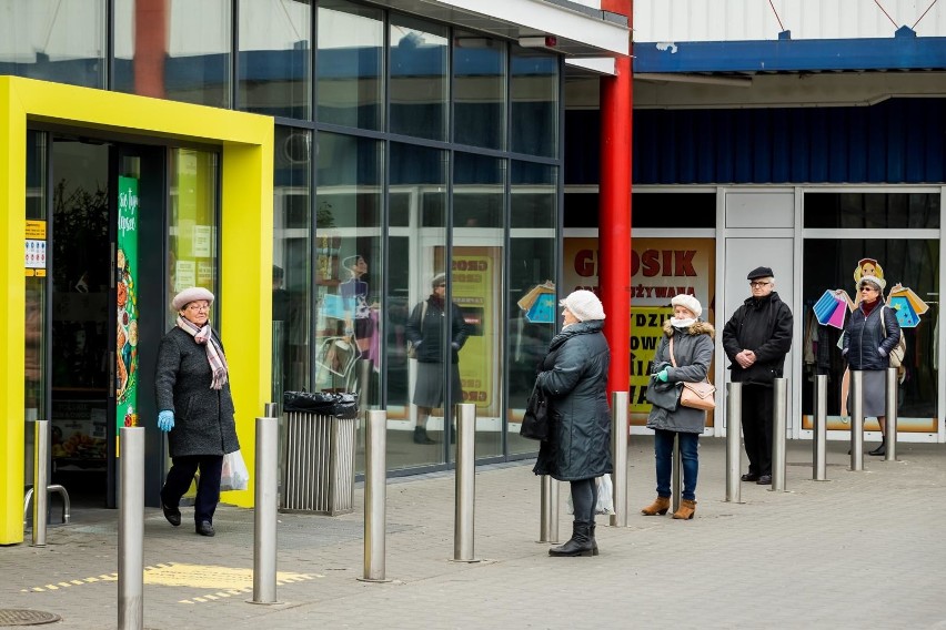 Wprowadzenie nowych obostrzeń spowodowało, że przed sklepami...