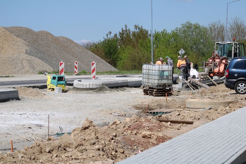 Trwa budowa ronda na krajowej „dziewiątce”, w obrębie węzła Brezelia w Ostrowcu. Widać już jego zarys 